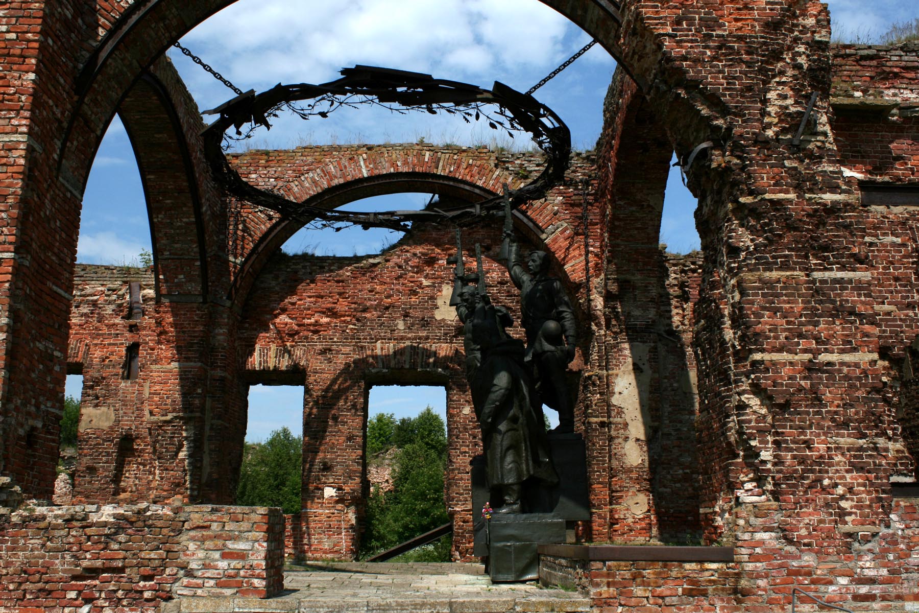 Памятник на развалинах собора