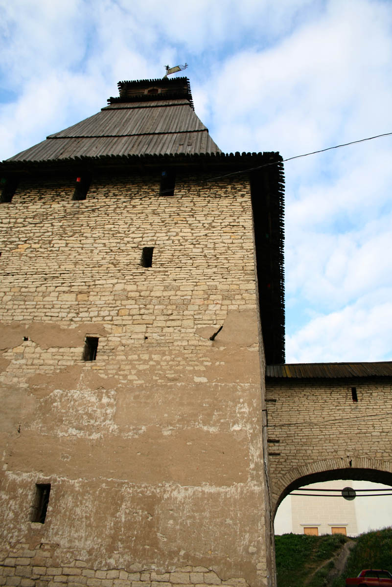 Власьевская башня с ее подножия